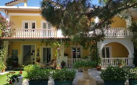 Kuris Studios & Apartments